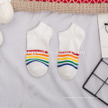 Bunte gestreifte Regenbogen-Baumwollsocken für Damen